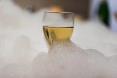 Weinglas bedeckte in den Blasen in der Strudelwanne stockbilder Weinglas bedeckte in den Blasen in der Strudelwanne stockbilder