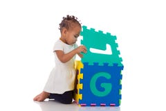 Weinig Afrikaans Amerikaans babymeisje die met bouwspel spelen Stock Foto Weinig Afrikaans Amerikaans babymeisje die met bouwspel spelen Stock Foto