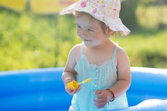 Weinig baby die met speelgoed in opblaasbare pool spelen stock fotografie Weinig baby die met speelgoed in opblaasbare pool spelen stock fotografie