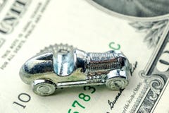 Weinig die auto van chroom wordt gemaakt legt op één dollarbankbiljet royalty-vrije stock afbeeldingen Weinig die auto van chroom wordt gemaakt legt op één dollarbankbiljet royalty-vrije stock afbeeldingen
