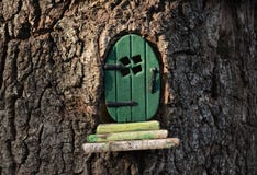 Weinig groene fee/elfdeur in een boomboomstam stock afbeeldingen Weinig groene fee/elfdeur in een boomboomstam stock afbeeldingen