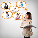 Weinig het Aziatische meisje denken aan toekomstig onderwijs stock foto's Weinig het Aziatische meisje denken aan toekomstig onderwijs stock foto's