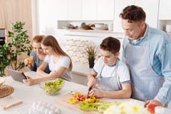 Weinig het positieve jongen koken met zijn vader stock foto's Weinig het positieve jongen koken met zijn vader stock foto's