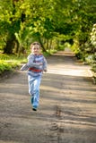 Weinig jongen die in het park lopen stock afbeelding Weinig jongen die in het park lopen stock afbeelding