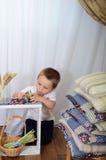Weinig jongen speelt Desktopklok De ruimte met een rustiek decor stock foto Weinig jongen speelt Desktopklok De ruimte met een rustiek decor stock foto