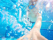 Weinig jongen zwemt onderwater in de pool Royalty-vrije Stock Fotografie Weinig jongen zwemt onderwater in de pool Royalty-vrije Stock Fotografie