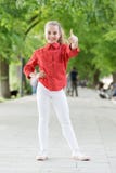 Weinig kind geniet van gang in park Weekendgang Meisjes onbezorgd kind Jong geitje die zonnige dag lopen De vakantie van de zomer stock foto Weinig kind geniet van gang in park Weekendgang Meisjes onbezorgd kind Jong geitje die zonnige dag lopen De vakantie van de zomer stock foto