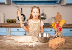Weinig meisje van de kinddochter helpt haar moeder in de keuken om bakkerij, koekjes te maken Zij heeft overal een vloed haar stock afbeeldingen Weinig meisje van de kinddochter helpt haar moeder in de keuken om bakkerij, koekjes te maken Zij heeft overal een vloed haar stock afbeeldingen
