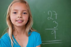 Weinig schoolmeisje het stellen royalty-vrije stock afbeeldingen Weinig schoolmeisje het stellen royalty-vrije stock afbeeldingen