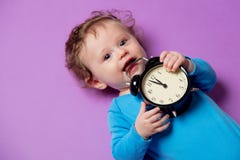Weinig zuigelingsbaby met wekker royalty-vrije stock afbeelding Weinig zuigelingsbaby met wekker royalty-vrije stock afbeelding