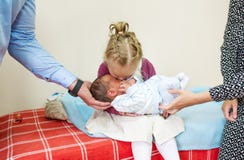 Weinig zuster die en haar broer van de babyjongen koesteren kussen royalty-vrije stock afbeeldingen Weinig zuster die en haar broer van de babyjongen koesteren kussen royalty-vrije stock afbeeldingen