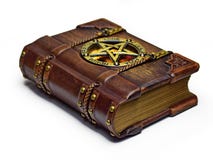 Weinlese hölzern - ledernes Grimoire-Buch mit einem Pentagram und lateinischen Namen von klassischen Elementen lizenzfreie stockfotografie Weinlese hölzern - ledernes Grimoire-Buch mit einem Pentagram und lateinischen Namen von klassischen Elementen lizenzfreie stockfotografie