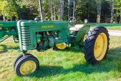 Weinlese-John Deere Model M.Ü.-Traktor stockfotos Weinlese-John Deere Model M.Ü.-Traktor stockfotos