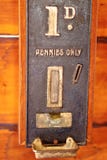 Weinlese Penny Slot Machine On Display lizenzfreies stockbild Weinlese Penny Slot Machine On Display lizenzfreies stockbild
