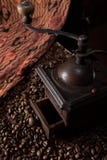 Weinlese, Retro- Bronzekaffeem?hle auf schwarzem Hintergrund stockfotografie Weinlese, Retro- Bronzekaffeem?hle auf schwarzem Hintergrund stockfotografie