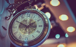 Weinlese-Uhr-Gesicht mit Bokeh-Hintergrund lizenzfreies stockfoto Weinlese-Uhr-Gesicht mit Bokeh-Hintergrund lizenzfreies stockfoto