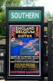 Weinlesebritisches südliches Bahnplakat England zu Belgien-Zug lizenzfreies stockbild Weinlesebritisches südliches Bahnplakat England zu Belgien-Zug lizenzfreies stockbild