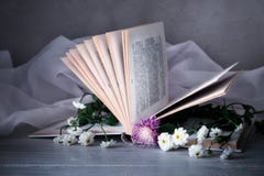 Weinlesebuch mit Blumenstrauß von Blumen nach innen nostalgischer romantischer Weinlesehintergrund stockfotografie Weinlesebuch mit Blumenstrauß von Blumen nach innen nostalgischer romantischer Weinlesehintergrund stockfotografie