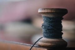 Weinlesefaden-Spulenhintergrund, Konzept des traditionellen Nähens, schließen herauf Ansicht stockbild Weinlesefaden-Spulenhintergrund, Konzept des traditionellen Nähens, schließen herauf Ansicht stockbild