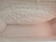 Weinlesefoto des überschüssigen Eises der Ursache zur Anhäufung im Kühlschrank stockfotos Weinlesefoto des überschüssigen Eises der Ursache zur Anhäufung im Kühlschrank stockfotos