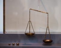 Weinlesemessingbalance stockbild Weinlesemessingbalance stockbild