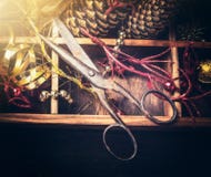 Weinleseschere auf Holzkiste mit Weihnachtsdekoration, Retro- getont Stockfotos Weinleseschere auf Holzkiste mit Weihnachtsdekoration, Retro- getont Stockfotos