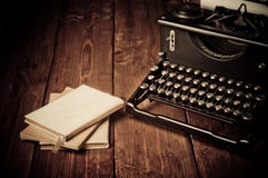 Weinleseschreibmaschine und alte Bücher