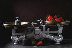 Weinleseskalen mit Erdbeeren stockbilder Weinleseskalen mit Erdbeeren stockbilder
