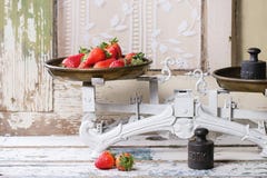 Weinleseskalen mit Erdbeeren lizenzfreies stockfoto Weinleseskalen mit Erdbeeren lizenzfreies stockfoto
