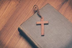 Weinleseton der hölzernen christlichen Kreuzkette auf heiliger Bibel lizenzfreie stockbilder Weinleseton der hölzernen christlichen Kreuzkette auf heiliger Bibel lizenzfreie stockbilder