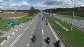 WEISSRUSSLAND, MINSK - 23. April 2016: Motorrad-Jahreszeitöffnungsparade mit Tausenden Radfahrern auf der Straße stock video WEISSRUSSLAND, MINSK - 23. April 2016: Motorrad-Jahreszeitöffnungsparade mit Tausenden Radfahrern auf der Straße stock video