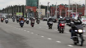 WEISSRUSSLAND, MINSK - 30. April 2017: Motorrad-Jahreszeitöffnungsparade mit Tausenden Radfahrern auf der Straße H O G - Festival stock video footage WEISSRUSSLAND, MINSK - 30. April 2017: Motorrad-Jahreszeitöffnungsparade mit Tausenden Radfahrern auf der Straße H O G - Festival stock video footage