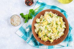 Weiß dämpfte Reis mit Scheiben der gebratenes Hühnerleiste in einer Schüssel auf einer konkreten Tabelle Beschneidungspfad einges lizenzfreie stockbilder Weiß dämpfte Reis mit Scheiben der gebratenes Hühnerleiste in einer Schüssel auf einer konkreten Tabelle Beschneidungspfad einges lizenzfreie stockbilder