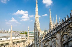 Weiße Marmorstatuen auf Dach von Duomodi Mailand-Kathedrale, Italien stockbild Weiße Marmorstatuen auf Dach von Duomodi Mailand-Kathedrale, Italien stockbild