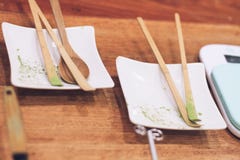 Weiße Platte mit hölzernem Löffel mit matcha Pulver lizenzfreie stockfotografie Weiße Platte mit hölzernem Löffel mit matcha Pulver lizenzfreie stockfotografie