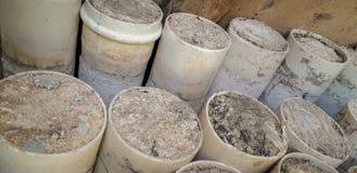 Weiße PVC-Rohre gestapelt auf Boden mit Beton lizenzfreie stockfotos Weiße PVC-Rohre gestapelt auf Boden mit Beton lizenzfreie stockfotos