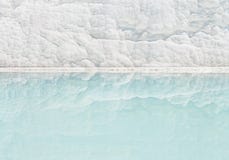 Weiße Travertinwand, die im Türkispool sich reflektiert Lizenzfreies Stockbild Weiße Travertinwand, die im Türkispool sich reflektiert Lizenzfreies Stockbild