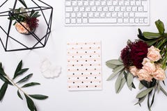 Weiße weibliche Tischplatte flatlay lizenzfreies stockbild Weiße weibliche Tischplatte flatlay lizenzfreies stockbild