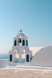 Weißer Kirchenglocketurm mit blauem Himmel in Oia, Santorini, Griechenland stockbild Weißer Kirchenglocketurm mit blauem Himmel in Oia, Santorini, Griechenland stockbild
