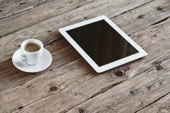 Weißer Tablet-Computer mit Schale coffe stockfoto Weißer Tablet-Computer mit Schale coffe stockfoto