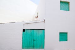 Weißes Haus mit grüner Tür in Formentera stockbilder Weißes Haus mit grüner Tür in Formentera stockbilder