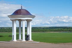 Weißes Monument mit Spalten lizenzfreies stockfoto Weißes Monument mit Spalten lizenzfreies stockfoto