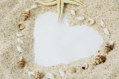 Weißes Symbol des Sandes und geformtes des Herzens der Oberteile stockfoto Weißes Symbol des Sandes und geformtes des Herzens der Oberteile stockfoto