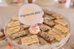 Weißmetallbehälter mit Quadratkuchen und einem kleinen Kuchen mit der Mitteilung in rumänischem dulce ` Dragostea e `, ` Liebe üb stockfoto Weißmetallbehälter mit Quadratkuchen und einem kleinen Kuchen mit der Mitteilung in rumänischem dulce ` Dragostea e `, ` Liebe üb stockfoto
