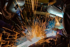Welderslag som svetsar den automatiska delen I fotografering för bildbyråer Welderslag som svetsar den automatiska delen I fotografering för bildbyråer