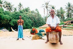 Weligama, Sri Lanka †„21 December, 2017: Twee Vissers die zich op het strand na de visserij in de ochtendtijd bevinden in Welig royalty-vrije stock foto's Weligama, Sri Lanka †„21 December, 2017: Twee Vissers die zich op het strand na de visserij in de ochtendtijd bevinden in Welig royalty-vrije stock foto's