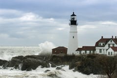 Wellen-Abbruch nahe bei ältestem Leuchtturm in Maine lizenzfreie stockbilder Wellen-Abbruch nahe bei ältestem Leuchtturm in Maine lizenzfreie stockbilder