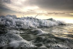 Wellen, die auf dem Strand abbrechen lizenzfreie stockfotografie Wellen, die auf dem Strand abbrechen lizenzfreie stockfotografie