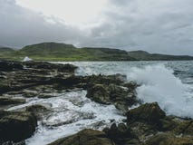 Wellen, die auf Felsen - Insel von Skye, Schottland zusammenstoßen stockbilder Wellen, die auf Felsen - Insel von Skye, Schottland zusammenstoßen stockbilder