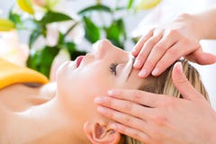 Wellness - vrouw die hoofdmassage in Kuuroord krijgen royalty-vrije stock afbeeldingen Wellness - vrouw die hoofdmassage in Kuuroord krijgen royalty-vrije stock afbeeldingen